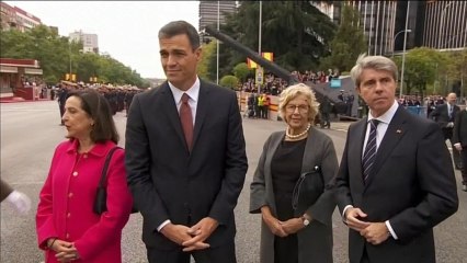 Los Reyes presiden el desfile y la recepción de la Fiesta Nacional