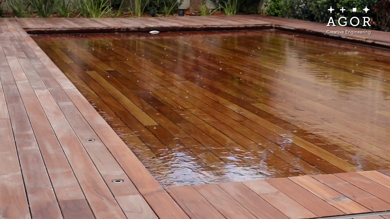 Movable floor in swimming pool