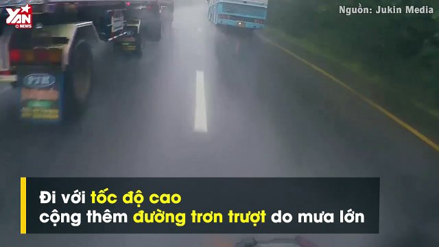 Ngã xe trượt dài, phượt thủ liều mình bất chấp tất cả cứu người yêu