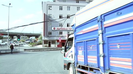 Yola sarkan kablonun altından geçen kamyonet sürücüsü canını hiçe saydı