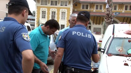 Dolandırıcısını megafonla afişe eden adam, bu kez zeytinini, salçasını yola döktü