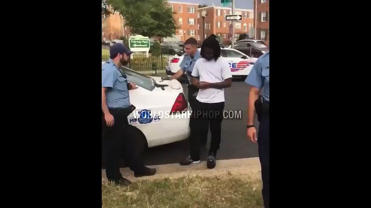 La police est obligée de rendre son arme à cet homme car il a un permis et ça fait bien rire ses potes