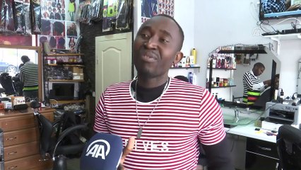 Afrika'dan okumaya geldi, Ankara'da kuaför salonu açtı