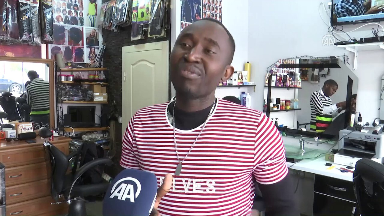 Afrika'dan okumaya geldi, Ankara'da kuaför salonu açtı