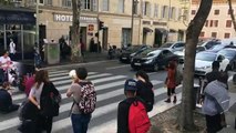 Marseille : des opposants aux travaux de La Plaine font un sitting devant la gare, la circulation perturbée