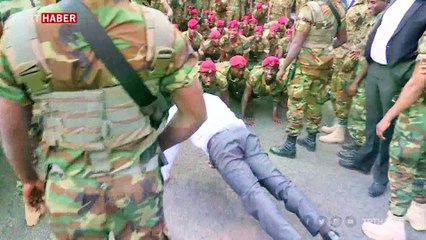 Etiyopya Başbakanı kendisini protesto eden askerlerle şınav çekti