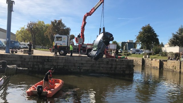 Redon. Une voiture repêchée dans le port