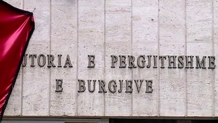 Celulare ne burg brenda nje topi futbolli