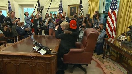 شاهد: مغني الراب كاني ويست يحضن ترامب في المكتب البيضاوي