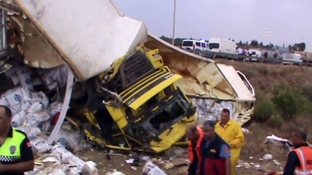 Mersin'de tır devrildi: 1 ölü, 1 yaralı