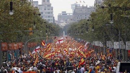 Una protesta "antifascista" intenta boicotear la marcha por la unidad de España en Barcelona