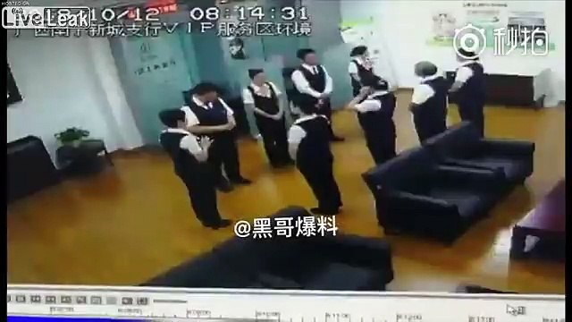 Chute d'un énorme serpent du faux plafond ! Il tombe au milieu d'étudiantes chinoises !