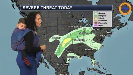 Elle présente la météo... avec son fils sur le dos !