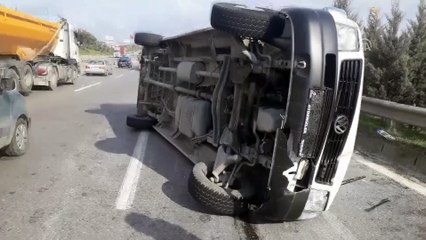 İşçileri taşıyan minibüs devrildi: 8 yaralı - KOCAELİ