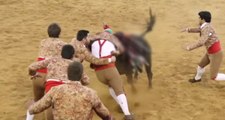 Kızgın Boğa Matadorları Arenaya Çıktıklarına Pişman Etti