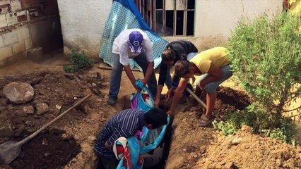 Agonía de venezolanos pobres para enterrar a sus muertos