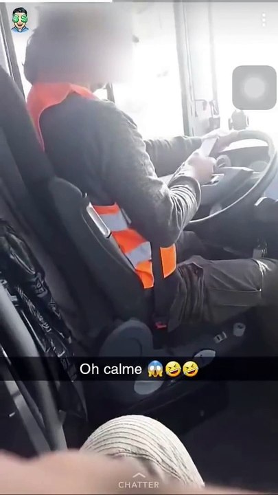 Ce chauffeur de bus scolaire écrit des textos en conduisant...