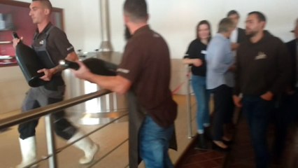 Des bouteilles de bières géantes pour inaugurer la nouvelle salle de brassage de Caulier à Péruwelz