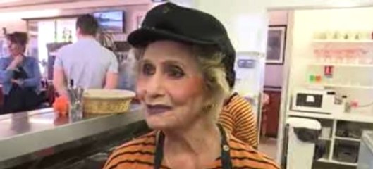 A 79 ans, elle signe un CDI