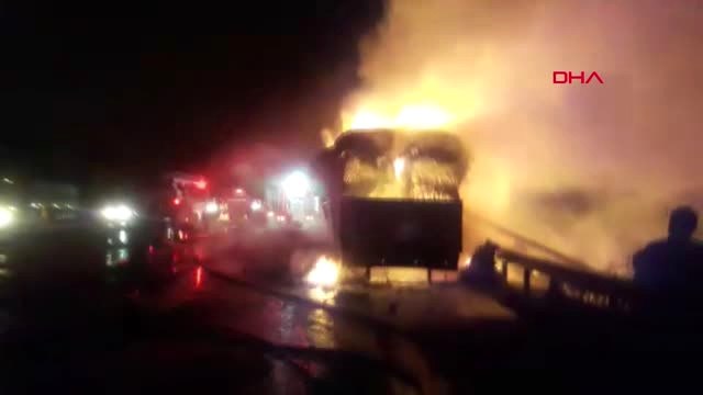 Sakarya Tem Otoyolu Sakarya-Arifiye Mevkinde Elyaf Yüklü Dorse Yandı, Ankara İstikameti Ulaşıma...