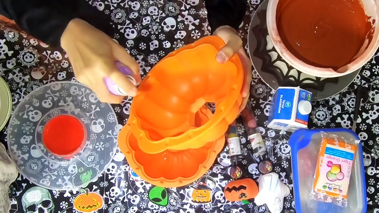Deze Halloween taart geeft je kippenvel... *met bloed effect*