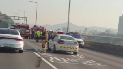 서울 강변북로서 달리던 차량에 불...한때 정체 / YTN