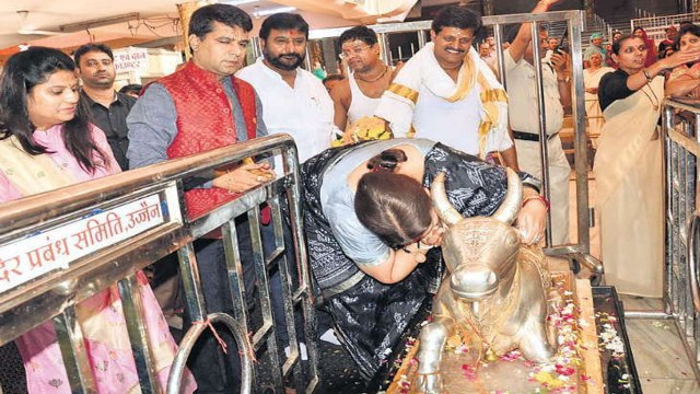 Madhya Pradesh Election 2018:Smriti Irani ने Mahakal में नंदी के कान में क्या कहा | वनइंडिया हिंदी