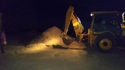 மணல் கடத்தலில் ஈடுபட்ட வாகனத்தை மூன்று நாட்களாக பொறி வைத்து பிடித்த மக்கள்-  வீடியோ