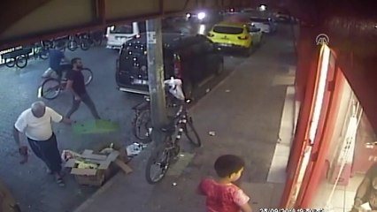 Market müşterilerinin bisikletini çalan zanlı kamerada - ADANA