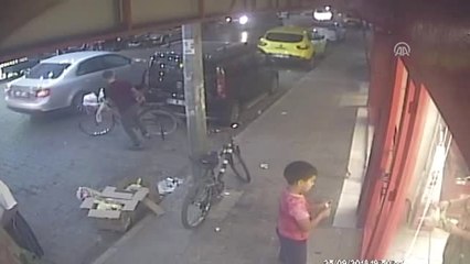 Market Müşterilerinin Bisikletini Çalan Zanlı Kamerada