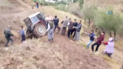 Çamura Saplanan Traktörü Köylüler El Birliğiyle Kurtardı
