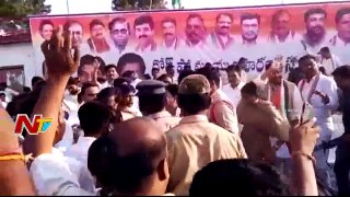 స్టేజి పై నుండి కిందపడిన విజయశాంతి | Vijayashanthi Falls From Stage In Election Campaign | NTV