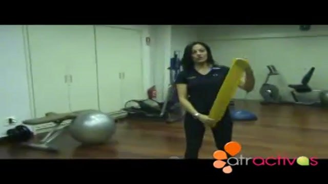 Serie de ejercicios con banda elástica: tren superior