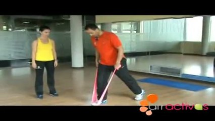 Trabaja los tríceps con una banda elástica