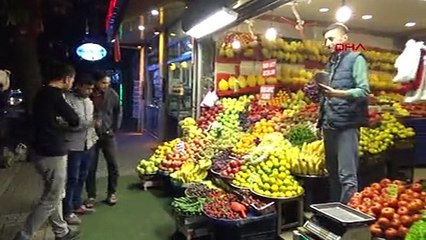 İş yerinin önünde 1000 TL'sini düşürürken güvenlik kamerasına yansıyan kişiyi arıyor