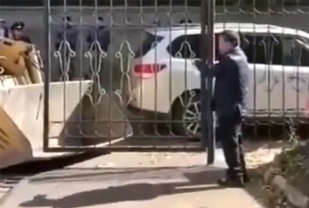 Kapı Üzerine Böyle Devrildi