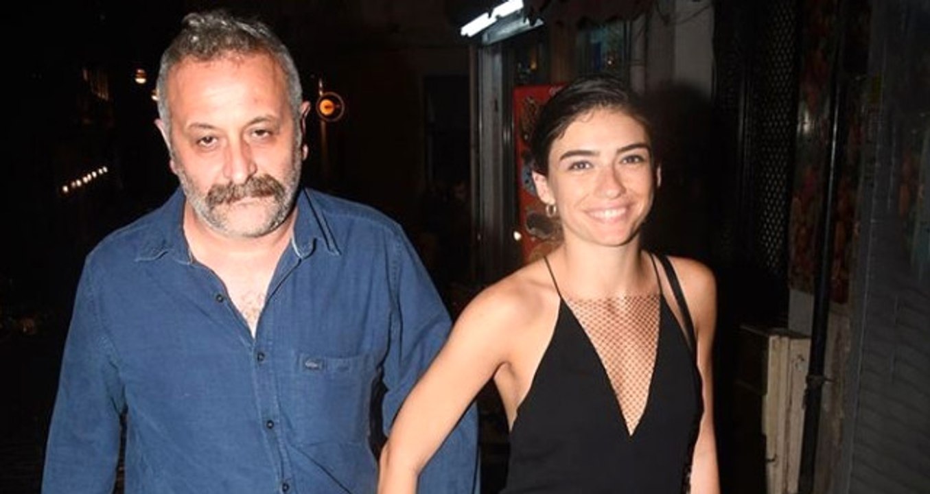 Ünlü Yönetmen Onur Ünlü ve 19 Yaş Küçük Sevgilisi Hazar Ergüçlü Yine Yakalandı