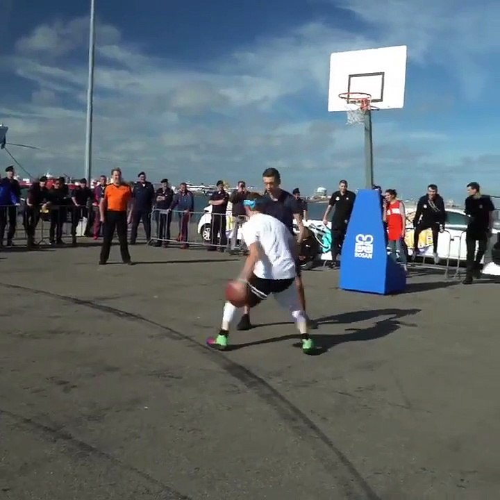 Il humilie son adversaire sous le rythme de la...