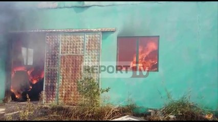 ReportTv-Zjarr masiv në një magazinë në Zharrëz- Për lajme të tjera klikoni në www.shqiptarja.com