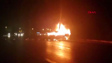 Aydınlatma Direğine Çarpan Otomobil Yandı