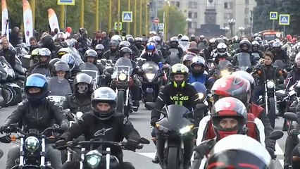 شاهد: 2000 دراج يستعرضون في موسكو والشرطة الروسية تشاركهم بحركات جريئة