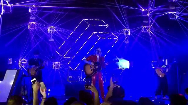 Chanteuse bourrée qui s'effondre sur scène, playback, colère des spectateurs... Les images du concert de Hyphen Hyphen à l'Olympia qui a viré au fiasco