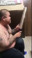 Il se plante ça dans le crâne.. pour rire !!! Une lame de tronçonneuse !