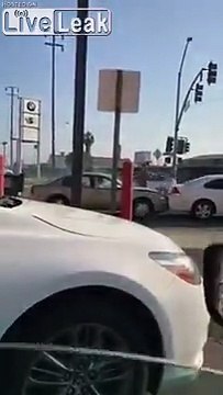 Ce conducteur fou fonce dans la voiture devant plusieurs fois dans les embouteillages !