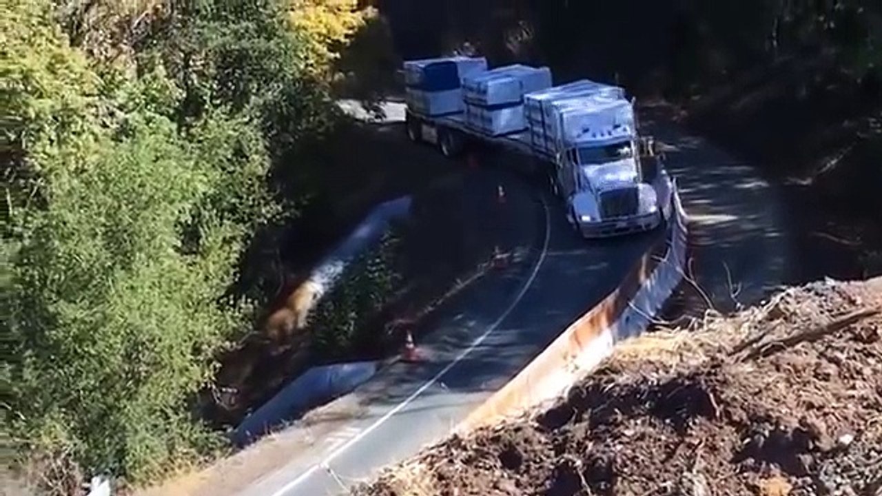 Ce camion bascule dans le vide trop près du bord dans un virage !