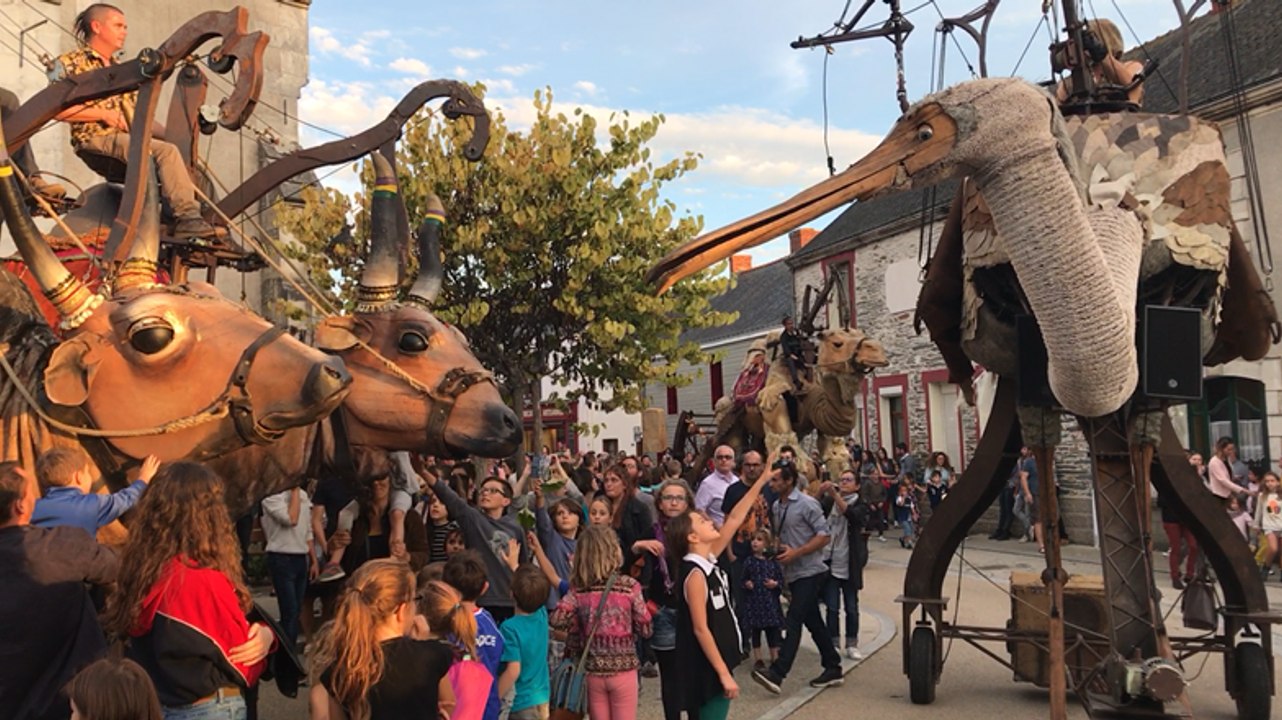 La déambulation des grandes "marionnettes" de la Cie Paris-Bénarès pour leur 10 ans