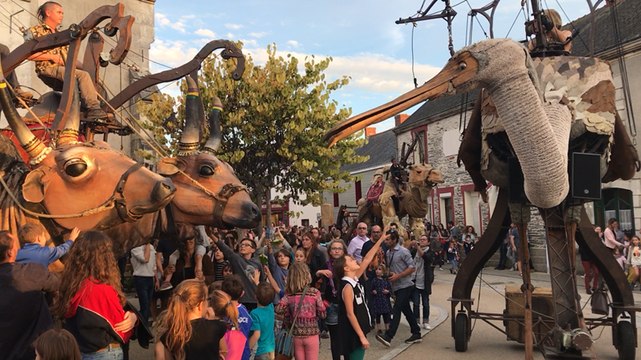 La déambulation des grandes marionnettes de la Cie Paris-Bénarès pour leur 10 ans
