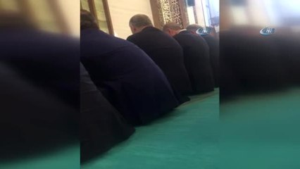 Cumhurbaşkanı Orgeneral Hulusi Akar Camiinde Kur'an Okudu