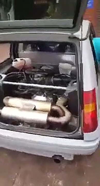 Regardez le moteur qu'ils ont mis dans cette petite voiture...