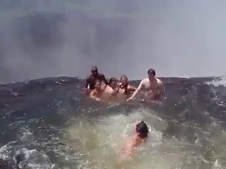 L'endroit ou ils se baignent est dingue... Au bord d'une chute vertigineuse